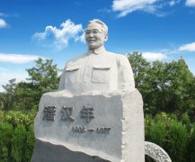 瞻仰潘汉年雕像：：追寻英雄足迹