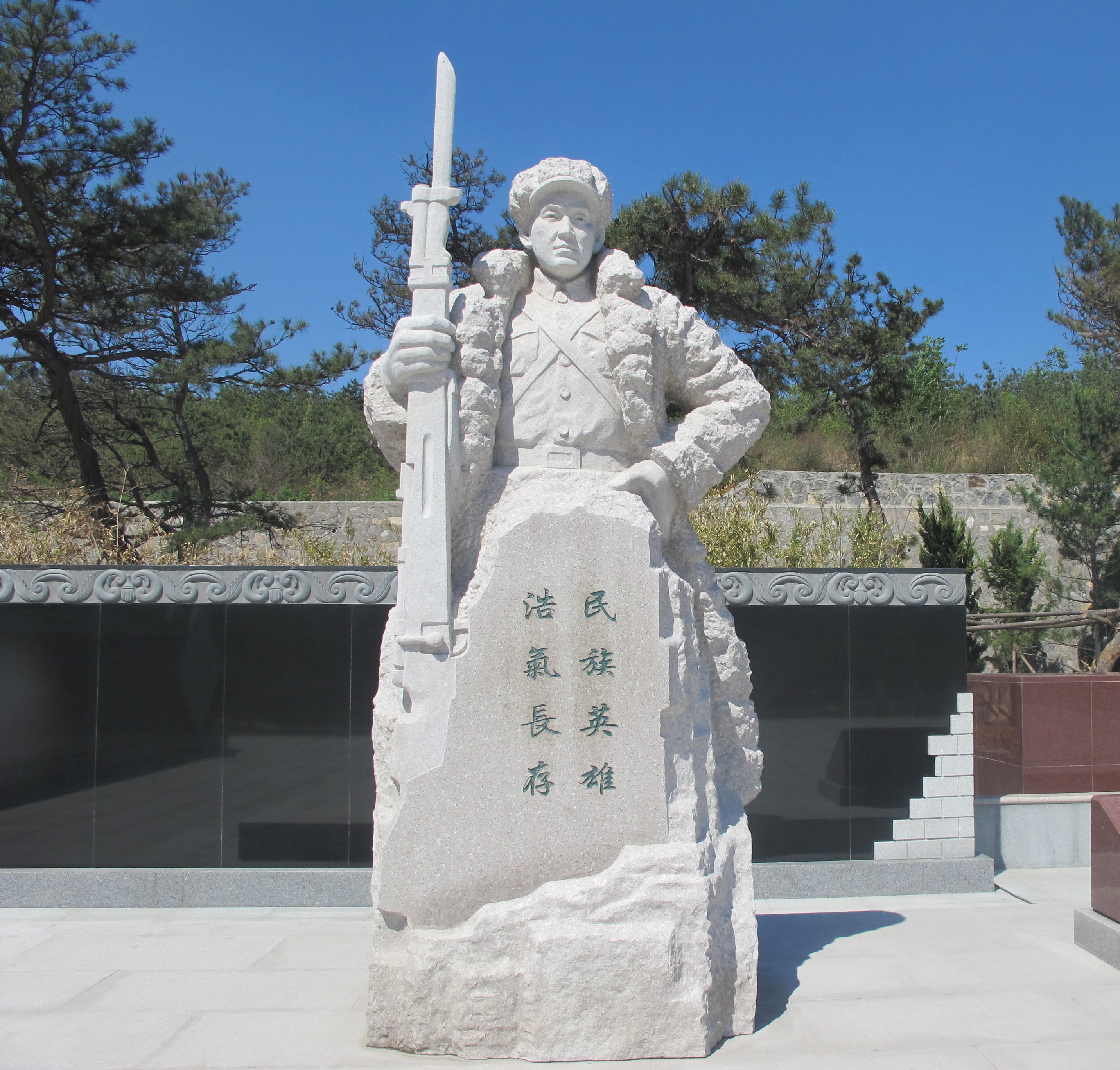 崔开国雕像：：：红色基因的传承坐标