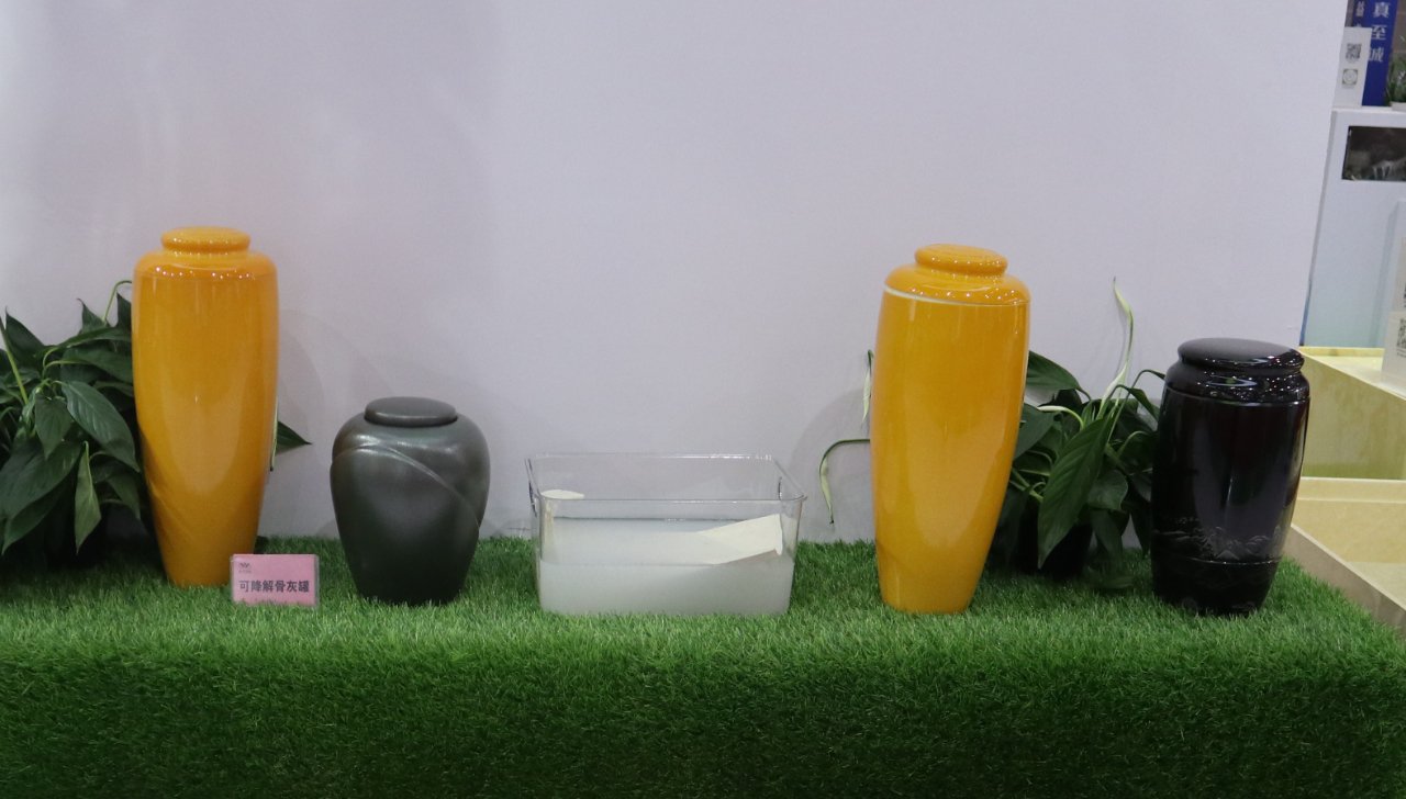 生命最后的礼物：：：一只可降解骨灰坛种出的绿色未来